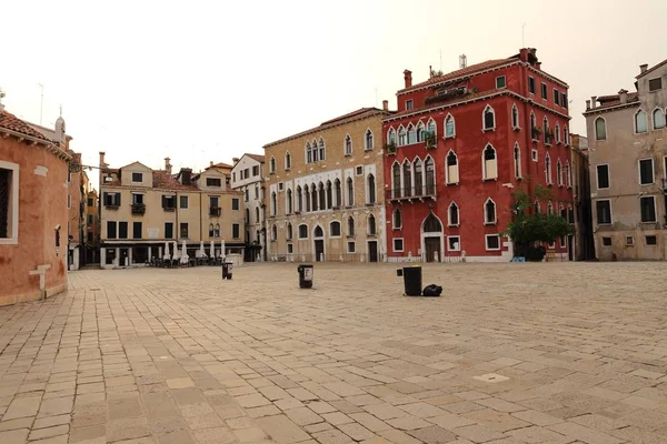 Casas coloridas y vistas a la calle en Venecia, Italia — Foto de Stock