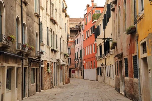 Casas coloridas y vistas a la calle en Venecia, Italia — Foto de Stock