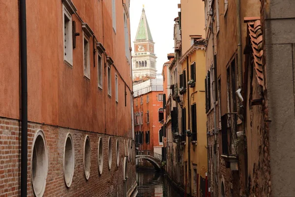 Casas coloridas y el canal en Venecia, Italia — Foto de Stock