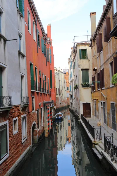 Casas coloridas e canal em Veneza, Italia — Fotografia de Stock
