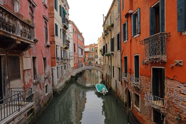 Värikkäitä taloja ja kanava Venetsiassa, Italiassa — kuvapankkivalokuva