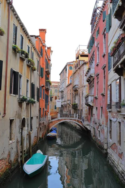 Casas coloridas y el canal en Venecia, Italia — Foto de Stock