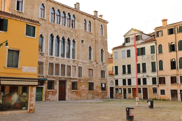 Färgglada hus och gatuvy i Venedig, Italien — Stockfoto