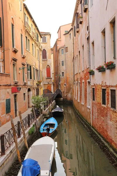 Casas coloridas y el canal en Venecia, Italia — Foto de Stock