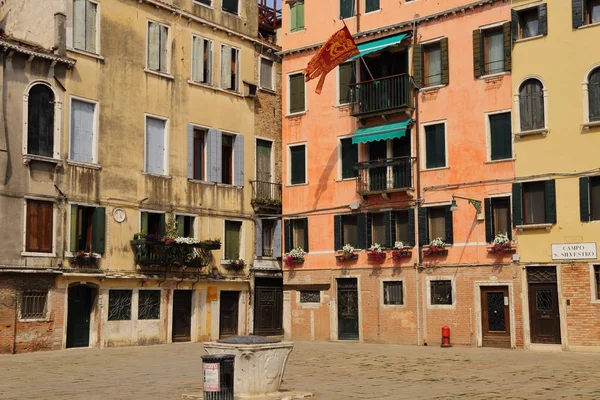 Casas coloridas e vista de rua em Veneza, Itália — Fotografia de Stock