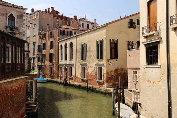 Casas coloridas y el canal en Venecia, Italia — Foto de Stock