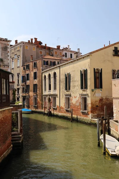 Casas coloridas y el canal en Venecia, Italia — Foto de Stock