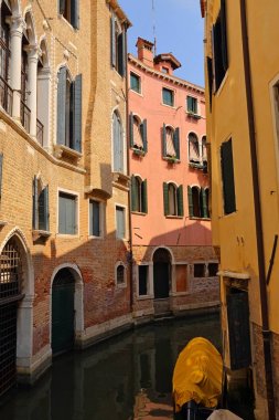 renkli evler ve Venedik canal,