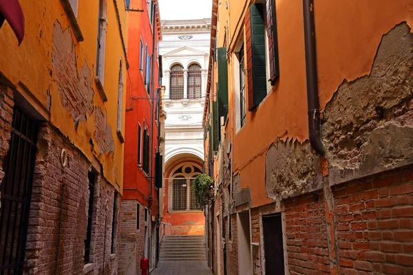Casas coloridas e vista de rua em Veneza , — Fotografia de Stock