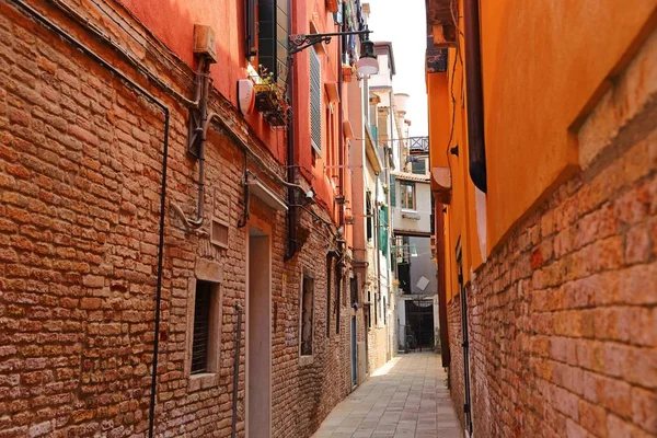 Casas coloridas y vistas a la calle en Venecia , — Foto de Stock