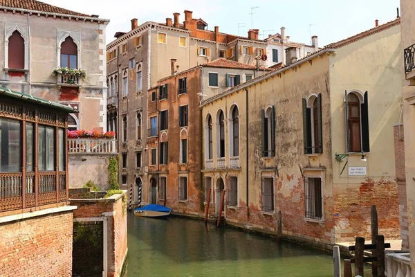 Casas coloridas y canal en Venecia , — Foto de Stock