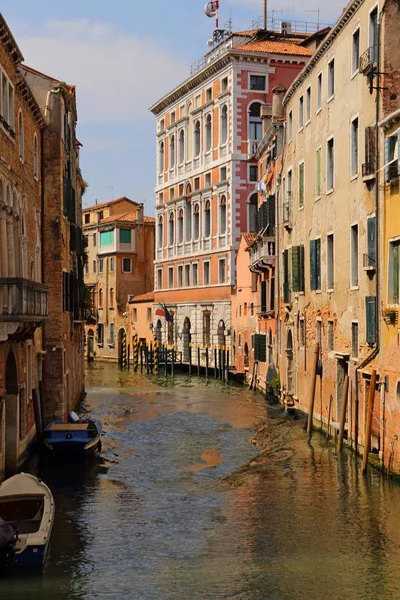 Casas coloridas y canal en Venecia , — Foto de Stock
