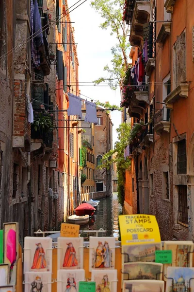 Casas coloridas y canal en Venecia , — Foto de Stock