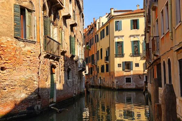 Casas coloridas e canal em Veneza , — Fotografia de Stock