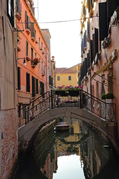 Casas coloridas e canal em Veneza , — Fotografia de Stock