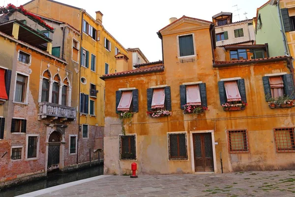 Casas coloridas y canal en Venecia , — Foto de Stock