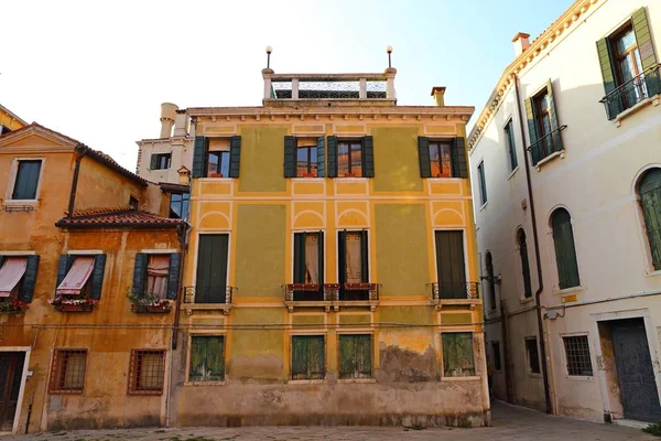 Casas coloridas e canal em Veneza , — Fotografia de Stock