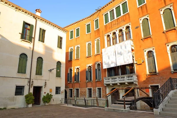 Färgglada hus och Gatuvy i Venedig, — Stockfoto