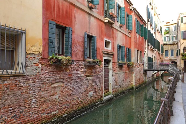 Casas coloridas e canal em Veneza , — Fotografia de Stock