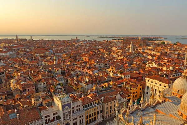 Widok z lotu ptaka Wenecji od San Marco dzwonnica, — Zdjęcie stockowe