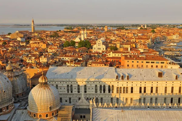 Widok z lotu ptaka Wenecji od San Marco dzwonnica, — Zdjęcie stockowe