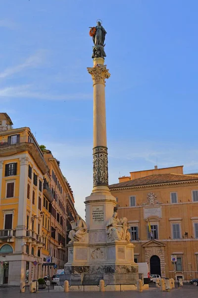 Kolumn i den obefläckade avlelse monumentet på Piazza di Spagna Rome, Italien — Stockfoto