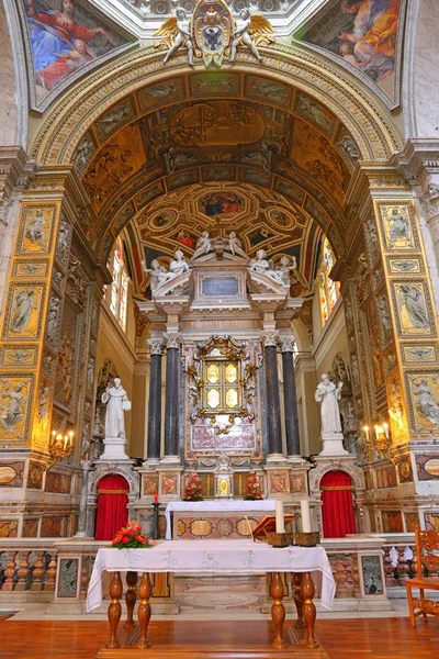 Interiér baziliky Parrocchiale Santa Maria del Popolo v Římě, Itálie — Stock fotografie