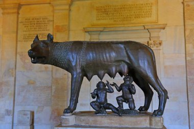 Capitoline Wolf heykeli İtalya, Roma 'daki Capitoline Müzelerinde sergilendi.