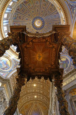 Roma, İtalya 'daki Vatikan' daki Aziz Peter Bazilikası 'nın iç mimarisi. 