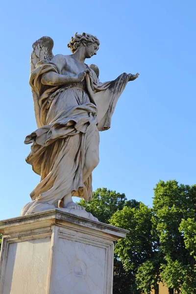 Estatua del ángel del puente antiguo frente al Castel Sant Angelo, Roma - Italia —  Fotos de Stock