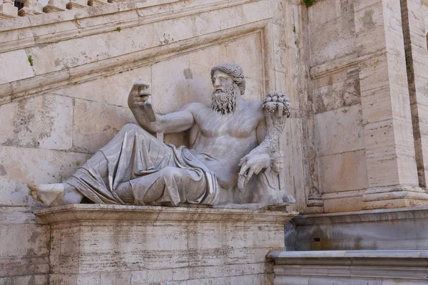 Zabytkowe dzieła sztuki w Muzeum Kapitolu. Capitoline Hill - Rzym, Włochy — Zdjęcie stockowe