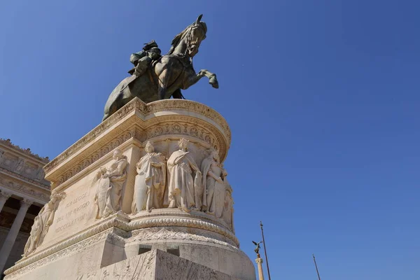 Bronzová jezdecká socha Vittorio Emanuele z Vittoriano monumentální oltář v Římě — Stock fotografie