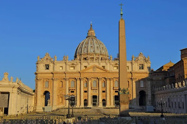 圣彼得广场和圣徒彼得大教堂，梵蒂冈城，罗马，意大利 — 图库照片