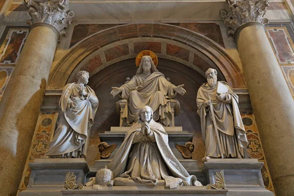 Interior da Basílica de São Pedro no Vaticano, em Roma, Itália — Fotografia de Stock