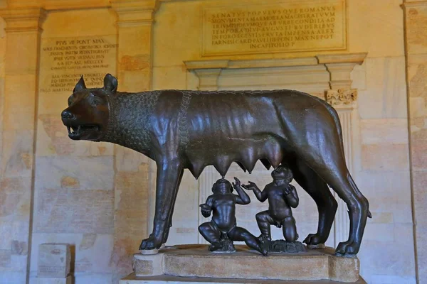 Estatua Capitoline Wolf exhibida en los Museos Capitolinos de Roma, Italia.. —  Fotos de Stock