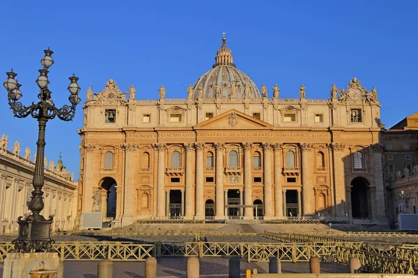 Saint Peter Square och Saint Peter Basilica, Vatikanen, Rom, Italien — Stockfoto