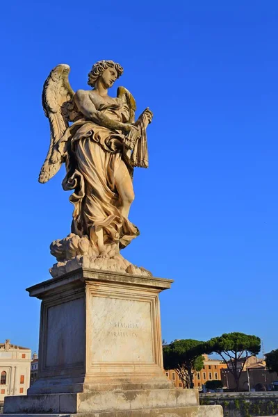 Ängel staty av den gamla bron framför Castel Sant Angelo, Rom - Italien — Stockfoto