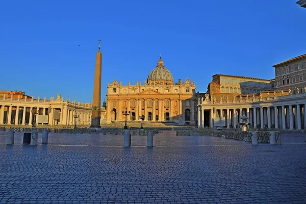 圣彼得广场和圣徒彼得大教堂，梵蒂冈城，罗马，意大利 — 图库照片