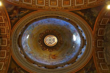 Roma, İtalya 'daki Vatikan' daki Aziz Peter Bazilikası 'nın iç mimarisi. 