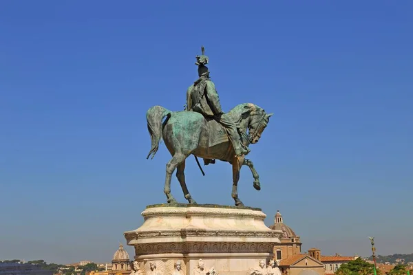 维托里奥 · 埃从 Vittoriano 不朽祭坛在意大利罗马的马术铜像 — 图库照片