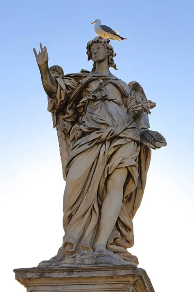 Статуя ангела Древнего моста перед замком Сан-Анджело, Рим - Италия — стоковое фото