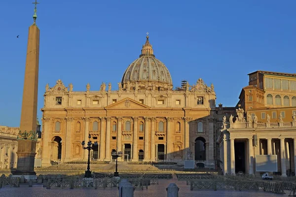 Praça São Pedro e Basílica de São Pedro, Cidade do Vaticano, Roma, Itália — Fotografia de Stock