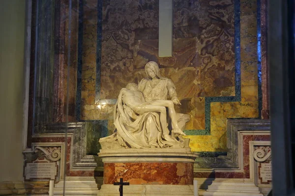 Pieta este un grup sculptural din marmură de Michelangelo în bazilica papală Sfântul Petru Italia. — Fotografie, imagine de stoc
