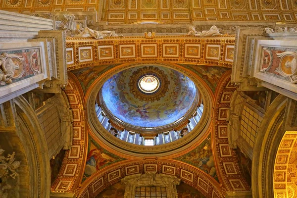 Interiör av Peterskyrkan i Vatikanen i Rom, Italien — Stockfoto