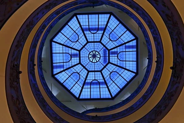 Vatikan 'daki Vatikan Müzesi' nin içindeki Bramante Merdivenleri, Roma, İtalya