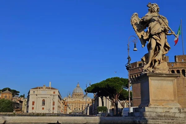 Statua dell'angelo dell'antico ponte di fronte a Castel Sant'Angelo, Roma — Foto Stock