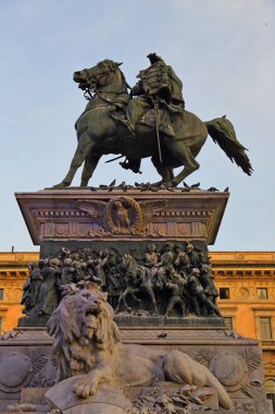 Piazza del Duomo milan üzerinde Victor Emmanuel II anıtı 