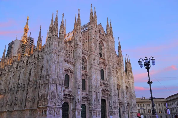 La famosa Catedral de Milán (Duomo di Milano) en Milán, Italia . — Foto de Stock