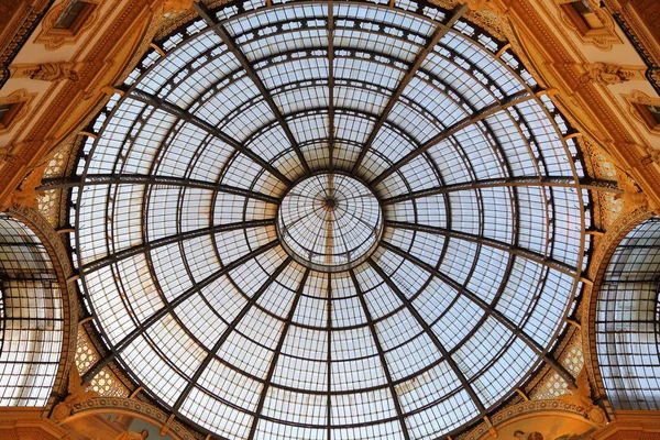Shopping center da Galleria Vittorio Emanuele em Milão, Itália — Fotografia de Stock