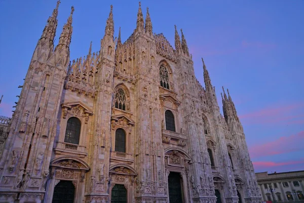 A famosa Catedral de Milão (Duomo di Milano) em Milão, Itália . — Fotografia de Stock